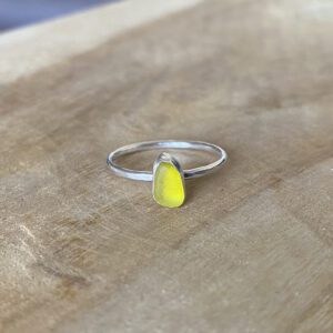 Afbeelding van een gele seaglass ring.